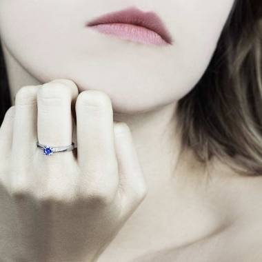 Bague saphir bleu pavage diamant or blanc Meryem